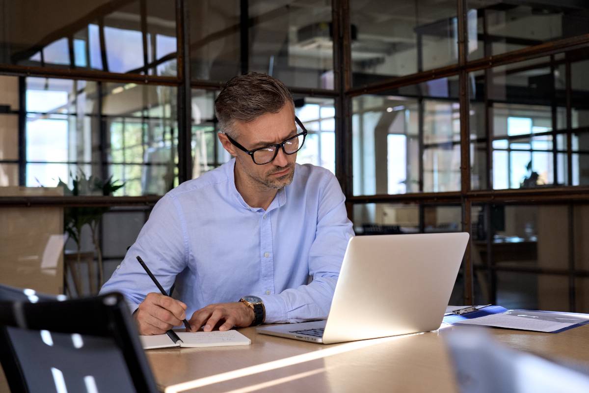 salarié qui utilise son ordinateur portable pour regarder une vidéo tutorielle