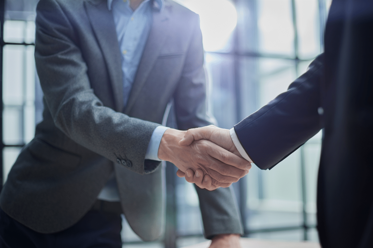 Prestataire et client se serrant la main